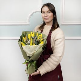 Букет из 15 желтых тюльпанов с хлопком, рожью и эвкалиптом