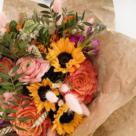 Букет из роз с ранункулюсами, орнитогалумом, подсолнухами, маттиолой и гиперикумом