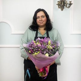 Букет тюльпанов с лизиантусом, гипсофилой, лагурусом и эвкалиптом