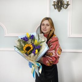 Букет из тюльпанов с ирисами, подсолнухом, мимозой и ваксфлауэр