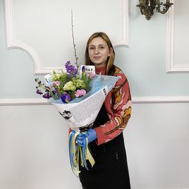 Букет из гвоздик с ирисами, маттиолой и лизиантусом