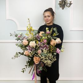 Букет из роз с матрикарией, лизиантусом, эвкалиптом, ваксфлауэр и орхидеями