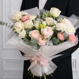 Букет с ранункулюсами, пионовидными розами и диантусами