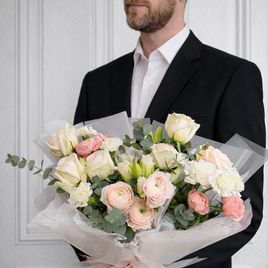 Букет с ранункулюсами, пионовидными розами и диантусами