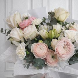 Букет с ранункулюсами, пионовидными розами и диантусами