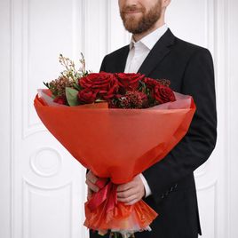 Букет красных роз со скиммией и ваксфлауэр