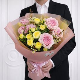 Букет пионовидных роз с лизиантусом