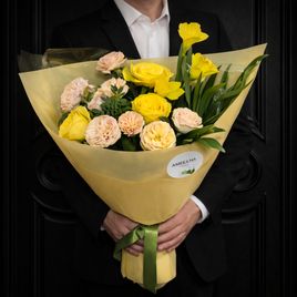 Букет пионовидных роз с нарциссами и филодендроном