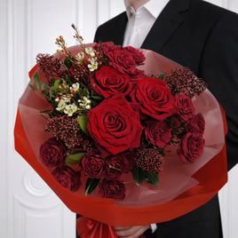 Букет красных роз со скиммией и ваксфлауэр