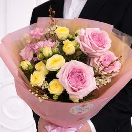 Букет пионовидных роз с лизиантусом