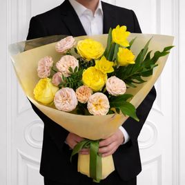 Букет пионовидных роз с нарциссами и филодендроном