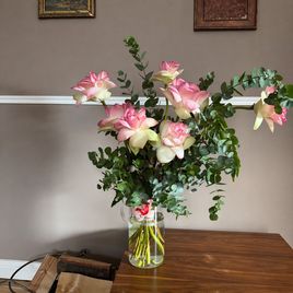 Букет 7 лотосов Нимфея с эвкалиптом (для Галины Рогалевой)