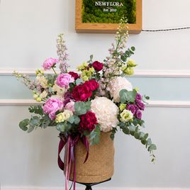 Шляпная коробка с пионами и гортензиями