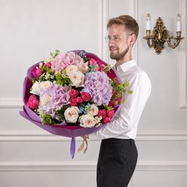 Букет пионовидных роз White Ohara с гортензиями
