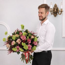 Букет 19 пионовидных альстромерий с вибурнумом