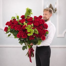 Букет 15 кустовых роз высотой 100 см с ветками малины (Эквадор)
