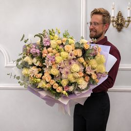 Букет пионовидных роз с георгинами