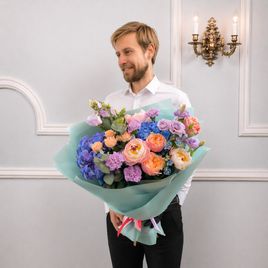 «Дофаминовый букет» сиреневых гвоздик с пионовидными розами