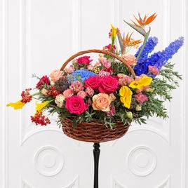 Корзина цветов с розами, каллами и гортензией