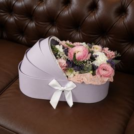 Люлька на рождение ребенка с ранункулюсами