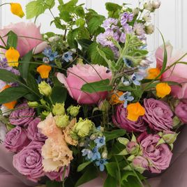 Летний букет с розами, сандерсонией и ветками малины