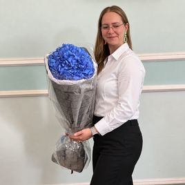 Букет из 1 синей гортензии 120 см с оформлением