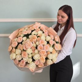Букет из 31 кустовой пионовидной розы