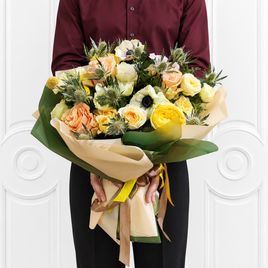 Букет с анемонами, пионовидными жёлтыми розами и эрингиумом
