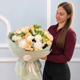 Букет кустовых пионовидных роз с белыми пионами и малиной