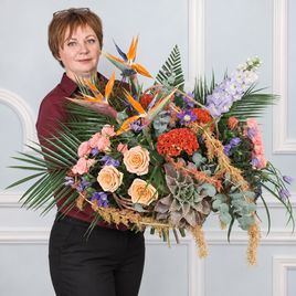 Экзотический букет на каркасе с гигантской эхеверией, амарантом и целозией