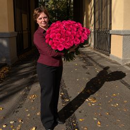 Букет 51 ярко-розовая роза «V.I.Pink» 50-70 см (Эквадор)