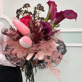 Букет для взрослых с каллами, чёрной калиной, кружевом и аксессуарами (18+)
