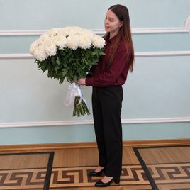 Букет 35 махровых крупных белых хризантем «Fred Shoesmith»