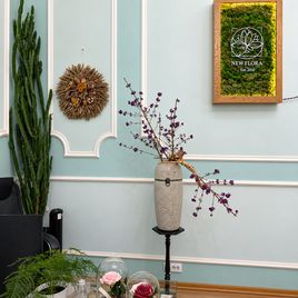 Интерьерная композиция с калликарпой и корнем дерева (в стиле рутария)