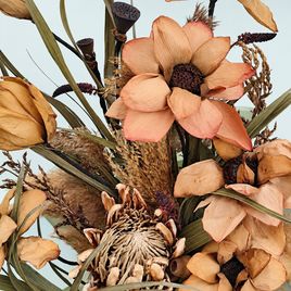 Букет экзотических сухоцветов с лотосами и тропическим эвкалиптом «Gumnut»