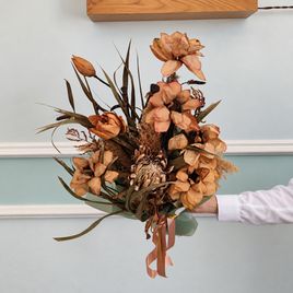 Букет экзотических сухоцветов с лотосами и тропическим эвкалиптом «Gumnut»