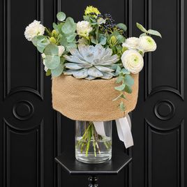 Букет на каркасе с гигантским суккулентом «Эхеверия Pollux» и ранункулюсами