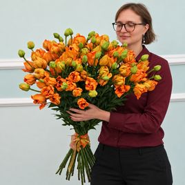 Букет 35 попугайных оранжевых лилий «Orange Lampion» 100 см