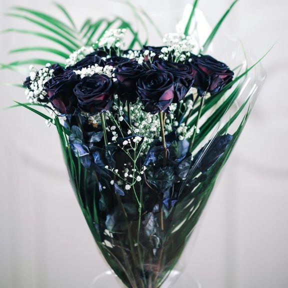 Букет 15 черных роз с зеленью