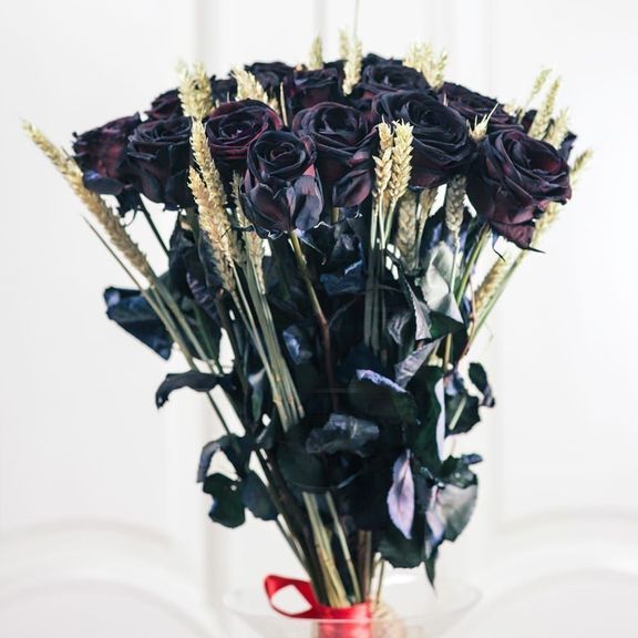 Букет 17 черных роз с рожью
