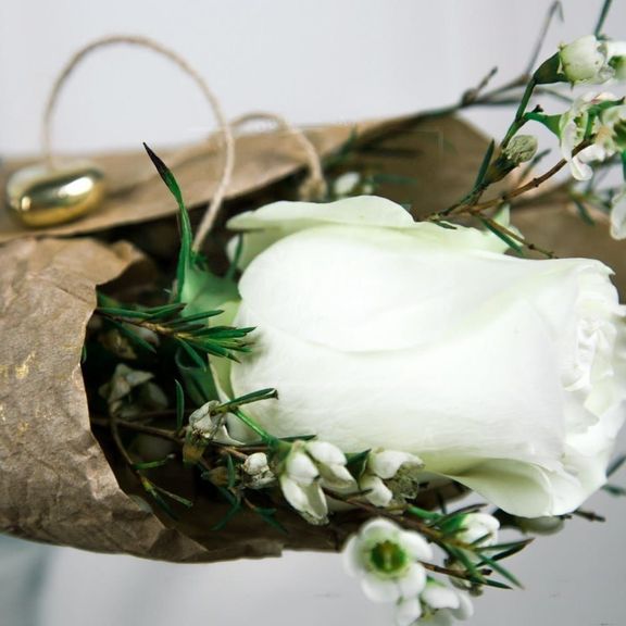 1 белая роза с оформлением и кулон-сердечко из латуни (Italy, Stilars est.1972)
