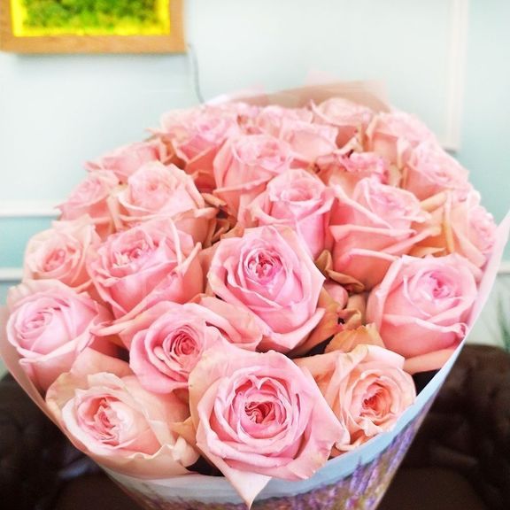 Букет 25 ароматных пионовидных роз Pink Ohara в упаковке Prada
