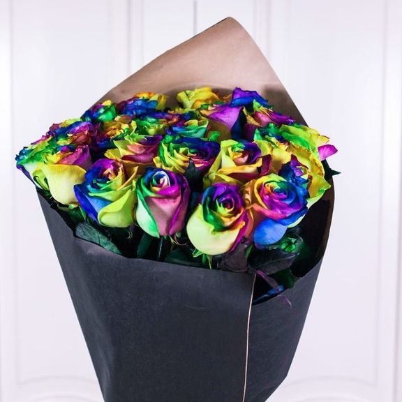 Букет 25 радужных роз (Premium) в черной бумаге с лентой