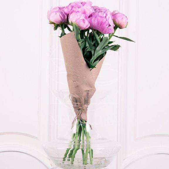 Букет 9 крупных пионов (фуксия) в крафт бумаге