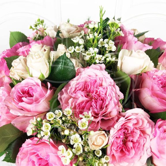 Шляпная коробка с пионовидными розами и хамелациум