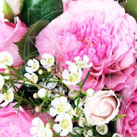 Шляпная коробка с пионовидными розами и хамелациум