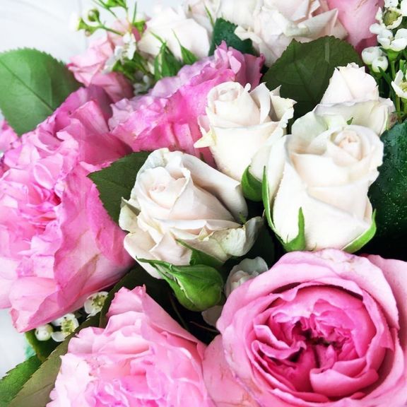 Шляпная коробка с пионовидными розами и хамелациум