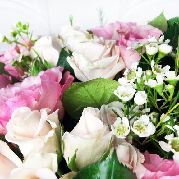 Шляпная коробка с пионовидными розами и хамелациум