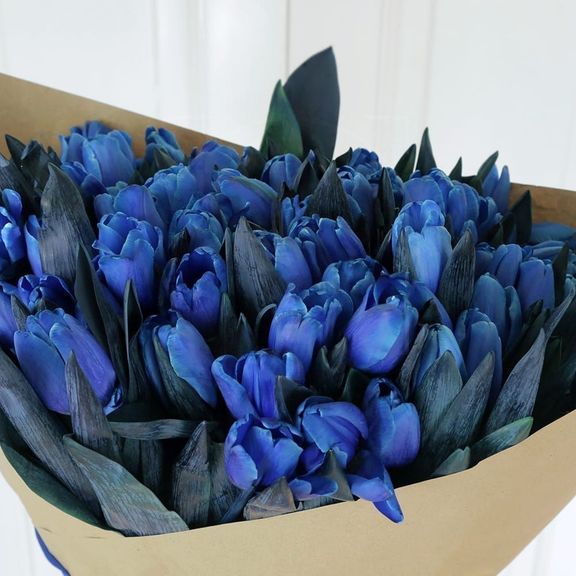 Букет 101 синий тюльпан (цвет года 2020 по версии Pantone)