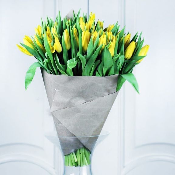 Букет 51 желтый тюльпан в бумаге (30-40см)